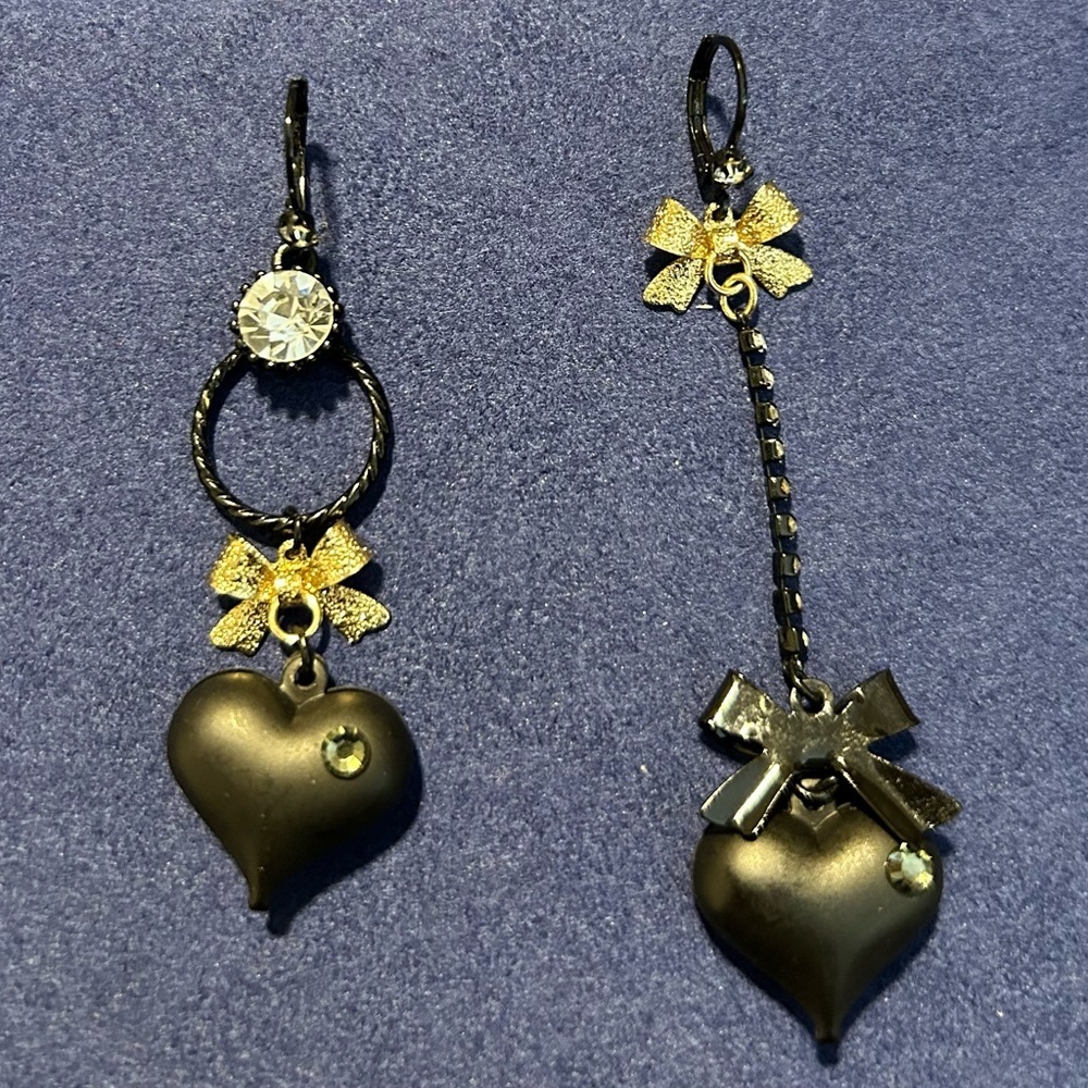 Betsey Johnson Asymmetrical Black Heart Drop Earrings, NWOT
